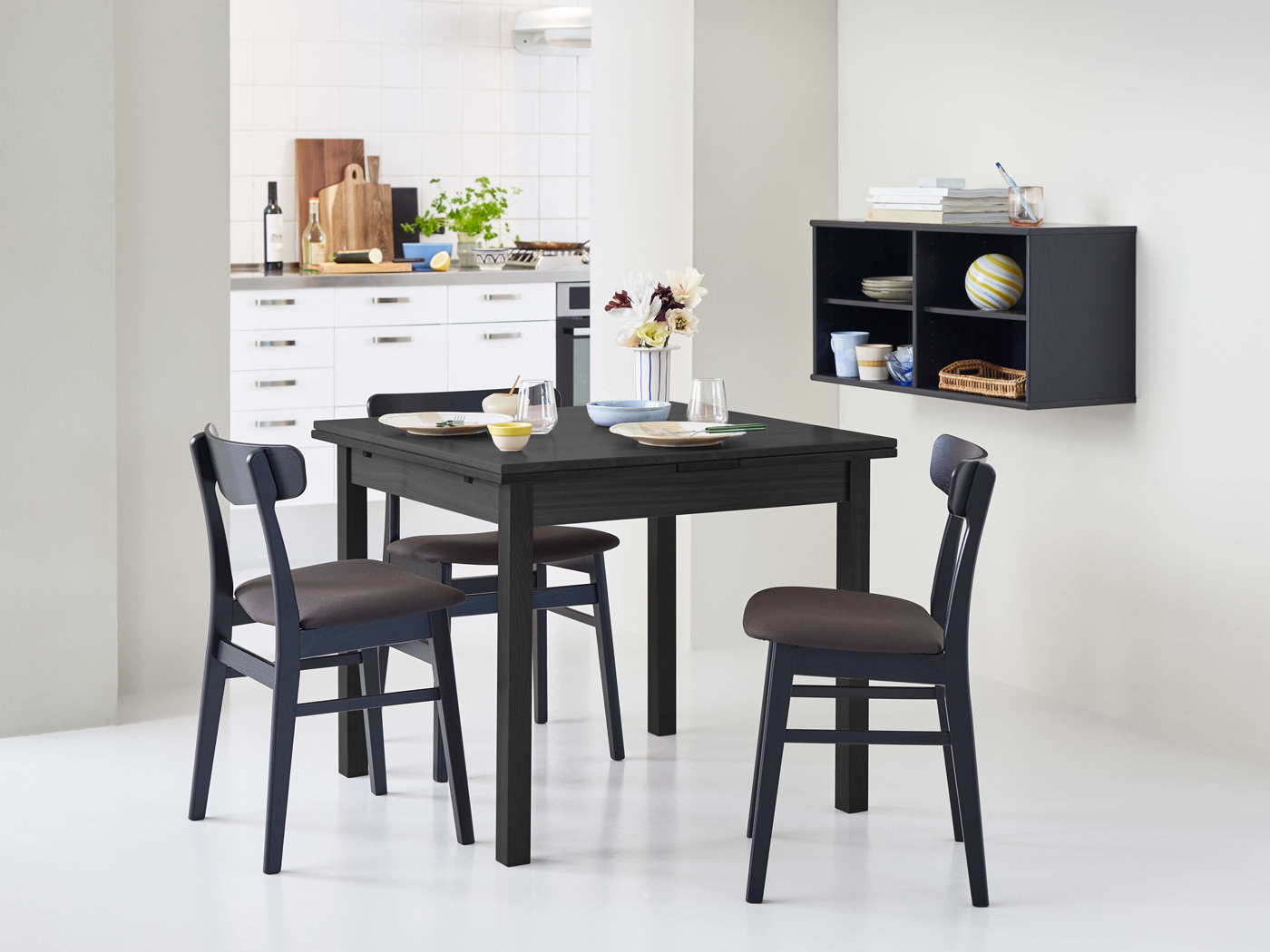 Square extendable dining discount table for 4