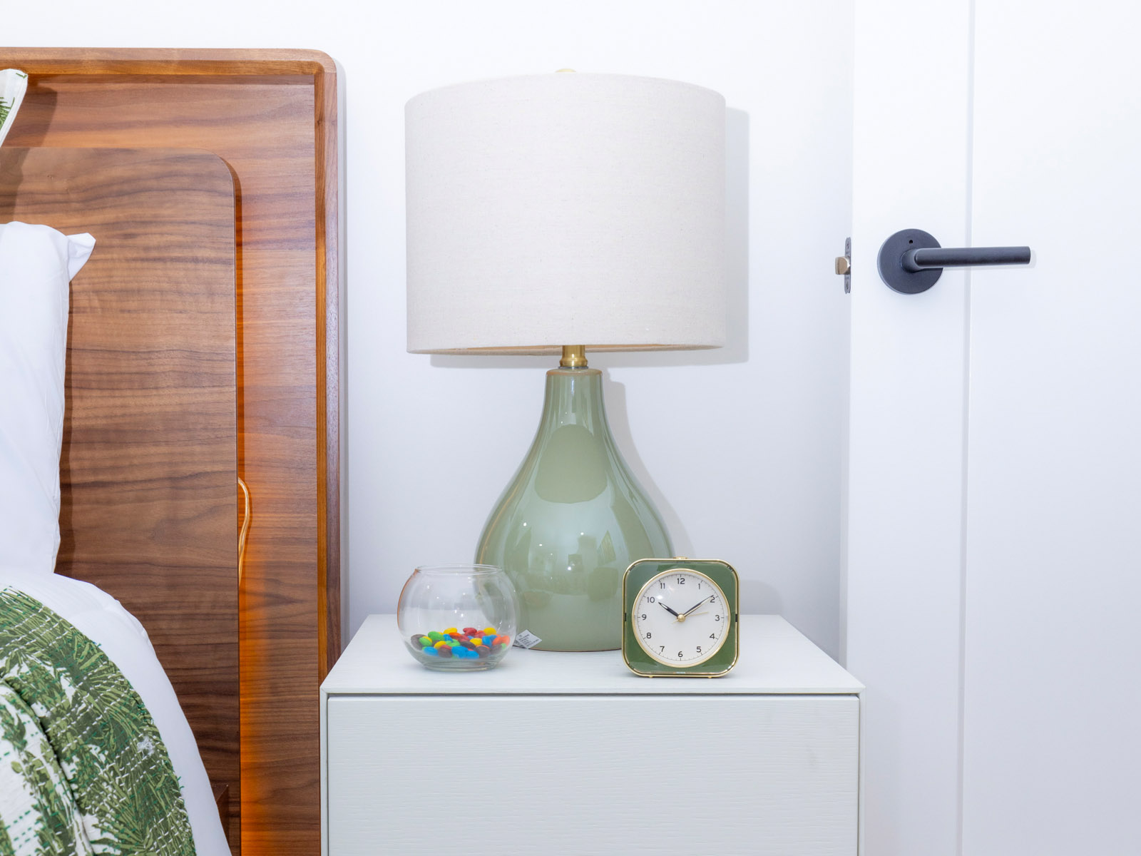 Queen bed walnut discount